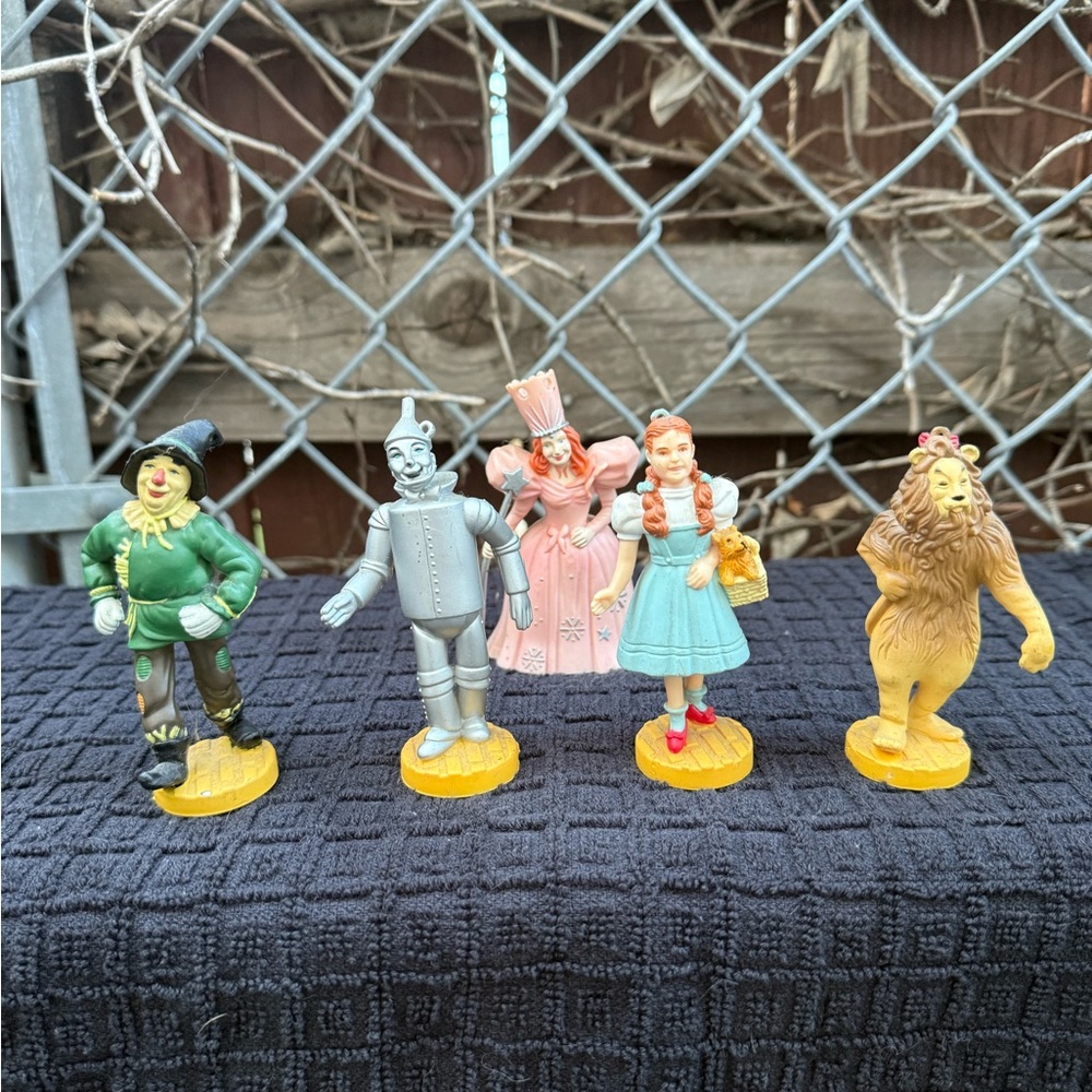 Green and Silver Action Figures Playset